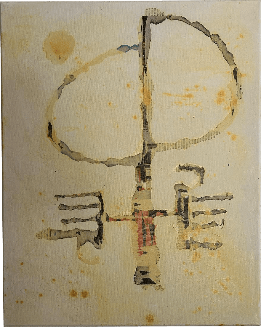 Pintura vertical de técnica mista e colagem sobre tela, intitulada. O fundo é de um bege pálido e texturado, marcado por manchas amareladas e salpicos que evocam o desgaste do tempo e a estratificação arqueológica. No centro, ergue-se uma forma simbólica e totémica, composta por recortes de papel e traços de tinta cinzenta e avermelhada. No topo, um grande círculo irregular é dividido por uma linha vertical, assemelhando-se a uma cabeça ou um glifo primitivo. Abaixo, formas horizontais esquemáticas sugerem braços ou costelas fragmentadas. A obra manifesta-se como uma escavação da identidade, onde a figura humana é reduzida a um rastro essencial, uma ruína viva que se afirma através das suas próprias camadas e marcas de existência.