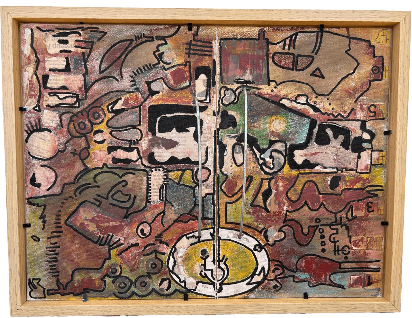Pintura horizontal de técnica mista '', emoldurada em madeira clara. A composição é um mapa denso e intrincado de linhas pretas grossas que delimitam formas orgânicas e geométricas sobre um fundo texturado em tons de rosa terroso, castanho e ocre, com blocos contrastantes de preto e verde. No centro inferior, destaca-se um círculo branco com núcleo amarelo vibrante e símbolos pretos no seu interior. Duas linhas finas verticais brancas/prateadas atravessam a tela desde o círculo até à parte superior. A margem direita contém números esbatidos (7, 5, 3).
