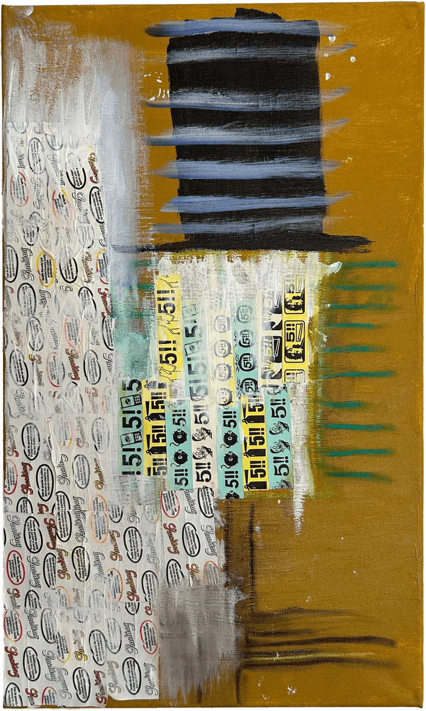 Pintura de técnica mista 'Superfície como Memória' sobre fundo amarelo ocre. À esquerda, uma coluna vertical de adesivos ovais brancos com texto repetido. No centro, uma colagem de retângulos azul-claros com o número '5!!' a preto. No canto superior direito, um bloco preto é atravessado por pinceladas horizontais azuis.