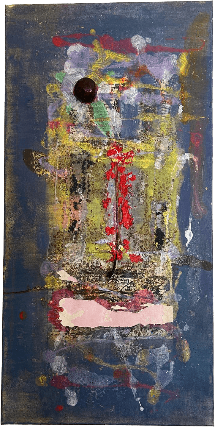 Pintura vertical de técnica mista, sobre um fundo azul-petróleo profundo e texturado. No centro, uma massa vertical e luminosa em tons de amarelo ocre, rosa pálido e salpicos brancos sugere uma presença totémica. Um pequeno círculo negro e denso, posicionado no topo como um 'olho' arquétipo, ancora a composição. No eixo central desta forma, uma linha vertical de manchas vermelho-vibrante desce como uma coluna de energia ou sangue. A superfície é marcada por sobreposições de camadas, transparências e respingos de cor que evocam o espírito em movimento.
