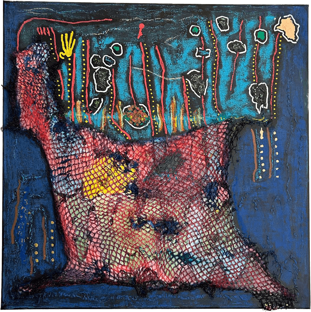 Pintura vertical de técnica mista abstrata '' sobre fundo texturado. Ao centro, ergue-se uma figura única e velada por uma densa malha preta. O topo sugere uma cabeça escura num halo de pontos dourados e amarelos. O corpo ramificado, com blocos em azul-turquesa, vermelho e castanho, é coberto pela rede, com finas linhas brancas e escuras a cair verticalmente sobre a forma.