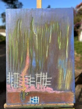 Pintura vertical 'O Silêncio que Sussurra em Linhas'. Fundo etéreo em tons de azul e roxo com traços verticais verdes que sobem como vegetação. Na base rosa e castanha, marcas brancas semelhantes a grelhas ou escrita sobrepõem-se, atravessadas por uma linha amarela sinuosa que sobe verticalmente.