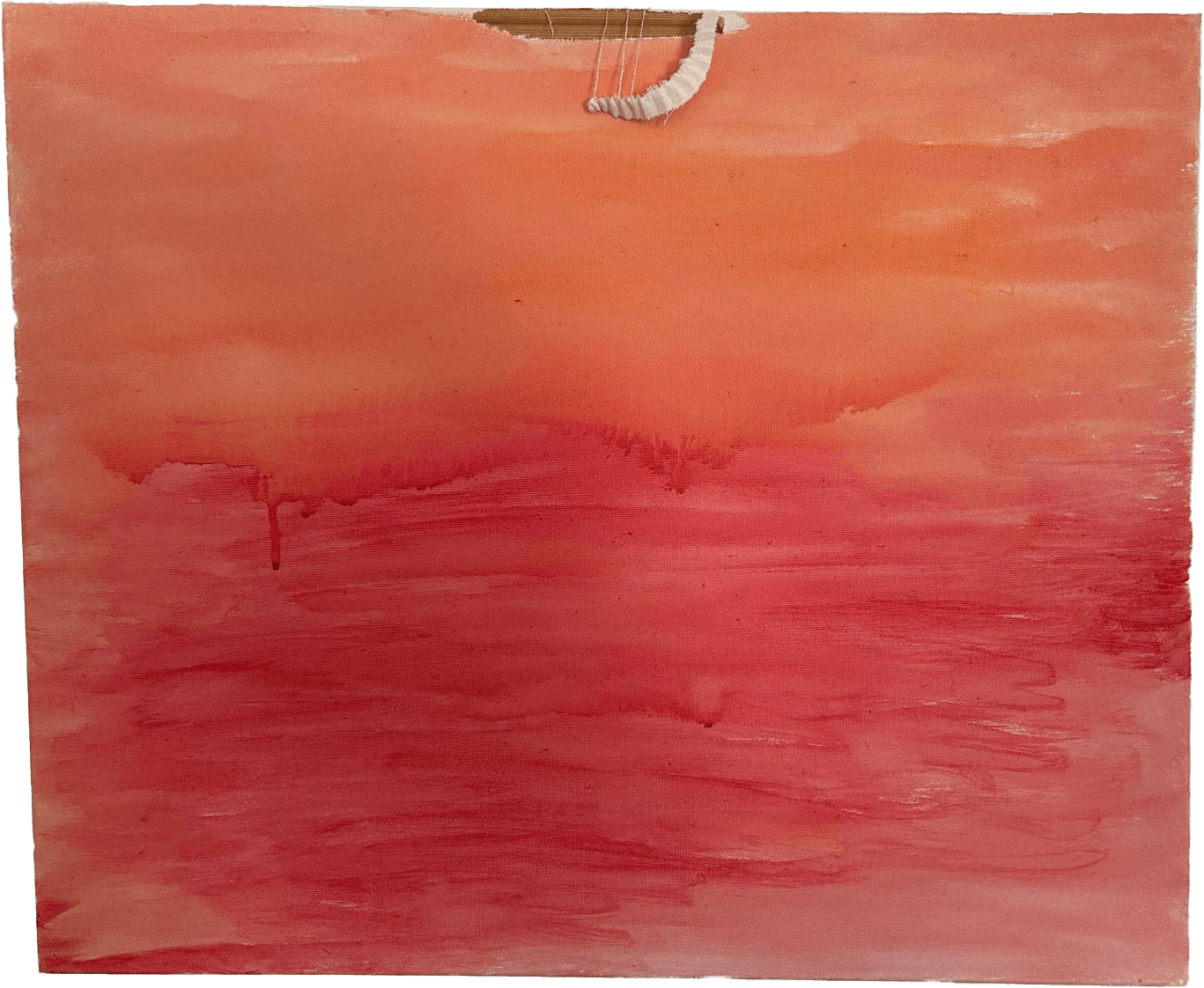 Pintura horizontal de técnica mista, realizada com lavagens suaves e fluídas de aguarela ou tinta diluída. A superfície apresenta uma gradação cromática que transita de um laranja-pêssego luminoso no topo para um rosa-avermelhado denso e profundo na base, sugerindo uma matriz líquida ou um amanhecer primordial. No centro da borda superior, destaca-se um rasgão físico no suporte que revela a textura do cartão canelado subjacente, acompanhado por um pequeno elemento branco em relevo. Esta intervenção tátil simboliza o gesto inaugural e o romper da luz, transformando a mancha de cor num estado contínuo de vir-a-ser e emergência do ser.