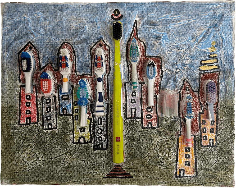 Pintura de técnica mista e colagem sobre tela. O fundo texturado divide-se entre azul-claro na metade superior e verde-oliva na base. Erguem-se edifícios estilizados, pintados em tons de terra com pequenas janelas, que integram cabeças de escovas de dentes reais e coloridas coladas no topo. No centro da composição, destaca-se uma escova de dentes inteira, amarela e vertical, atuando como a torre principal ou ponte, com um círculo vermelho e preto desenhado imediatamente acima das suas cerdas.