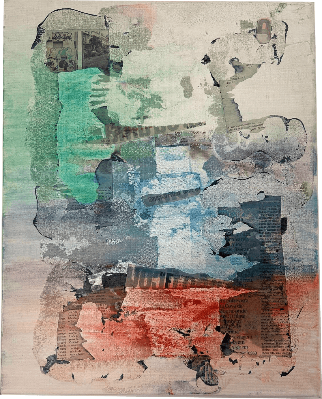 Pintura vertical de técnica mista e colagem sobre tela, em tons pálidos e etéreos. O fundo é atravessado por lavagens translúcidas de verde-água, azul e lilás, que evocam uma atmosfera de sonho ou névoa. Sobre esta base, sobrepõem-se manchas de cor mais densas e recortes de papel que sugerem estratos de informação e tempo. Na base, uma mancha horizontal de vermelho terroso e alaranjado ancora a composição, assemelhando-se a uma ferida aberta ou a um rastro de calor residual. As formas são intencionalmente desfocadas e os contornos dissolvem-se uns nos outros, criando uma imagem que não se deixa fixar, mas que se manifesta como uma sedimentação de memórias e vivências transformadas em textura visual.