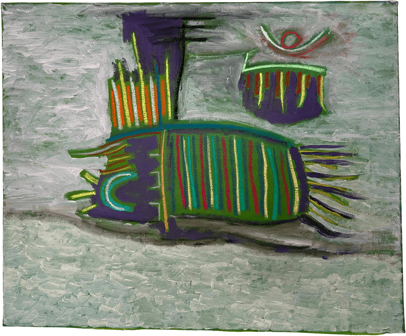 Pintura abstrata horizontal sobre um fundo texturado verde-água. No centro, flutua uma figura estilizada semelhante a um peixe, com a parte frontal roxa e um detalhe em crescente turquesa. O corpo principal é preenchido por riscas verticais vibrantes em verde, vermelho, amarelo e azul, com extensões pontiagudas na parte traseira e no topo. Acima, à direita, flutua uma forma roxa mais pequena com riscas verticais, encimada por um arco e um pequeno círculo vermelho que lembram um olho estilizado.